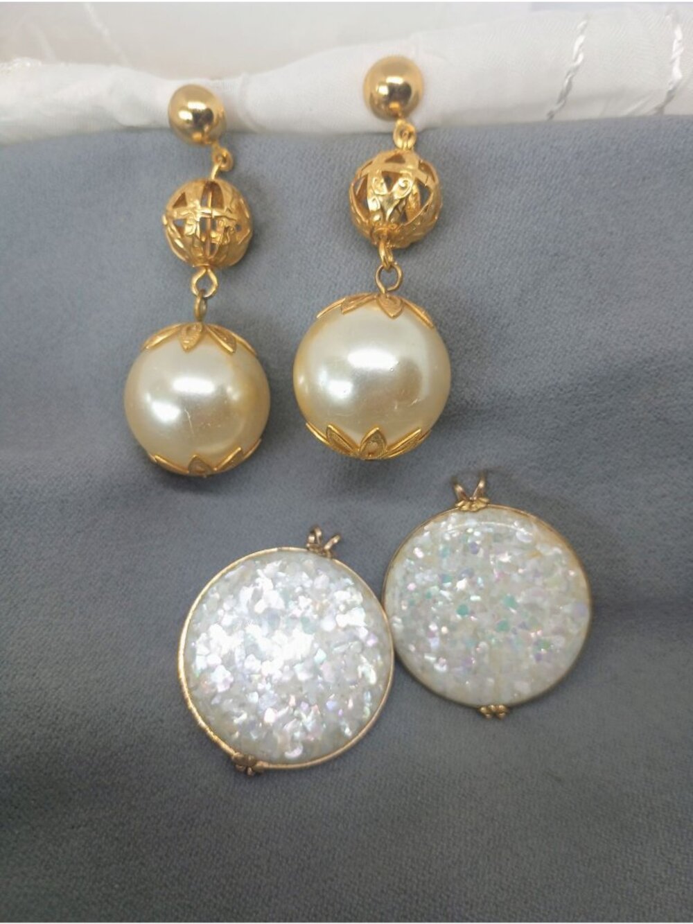 Vintage Hillcraft Confetti Lucite Slip-Ons & Post Gold-Tone Pearl Drop Earrings - Picture 3 of 8